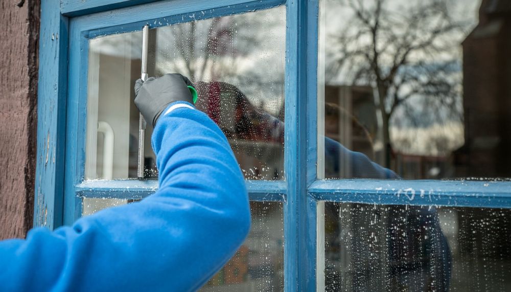 Fönsterputs i kungälv  så får du skinande rutor året runt