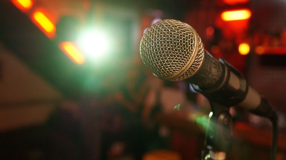 Standup stockholm  stadens starkaste scen för livehumor